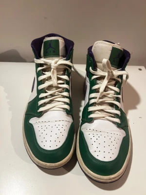 Nike Air Jordan 1 Mid "Incredible Hulk - Nike Air Jordan 1 Mid "Incredible Hulk I bra skick med nya skosnören man kan få med dem gamla också om man vill, 