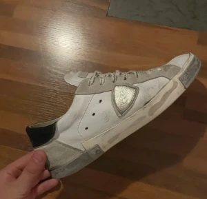 Phillippe modell skor - Säljer ett par grå/vita Philippe model skor. Skorna är i mycket fint skick. Lite slitningar vid hälen men det är knappast något som syns och det påverkar inte användningen på den eller hur de sitter. För fler bilder, skriv privat.