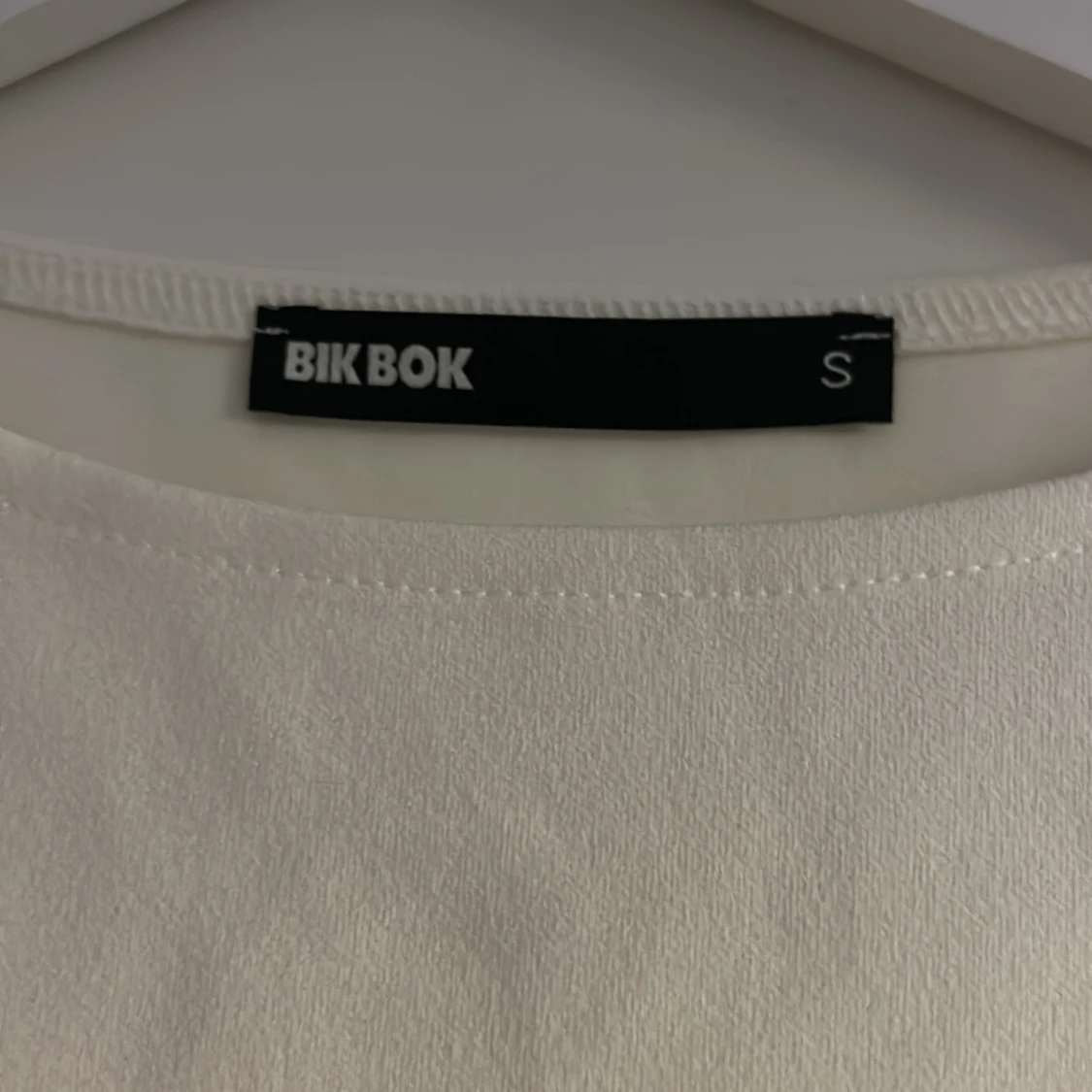 Vit ärmlös topp med öppen rygg Bik Bok - 1