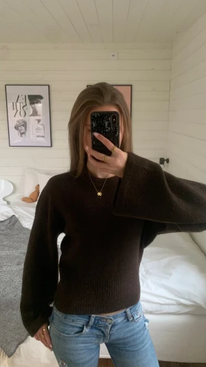 Mörkbrun stickad tröja Gina Tricot - Mysig mörkbrun stickad tröja från Gina Tricot i ullblandning. Modellen har breda, långa ärmar och ribbad nederkant. Den är som en mer figursydd stickad tröja. 💋