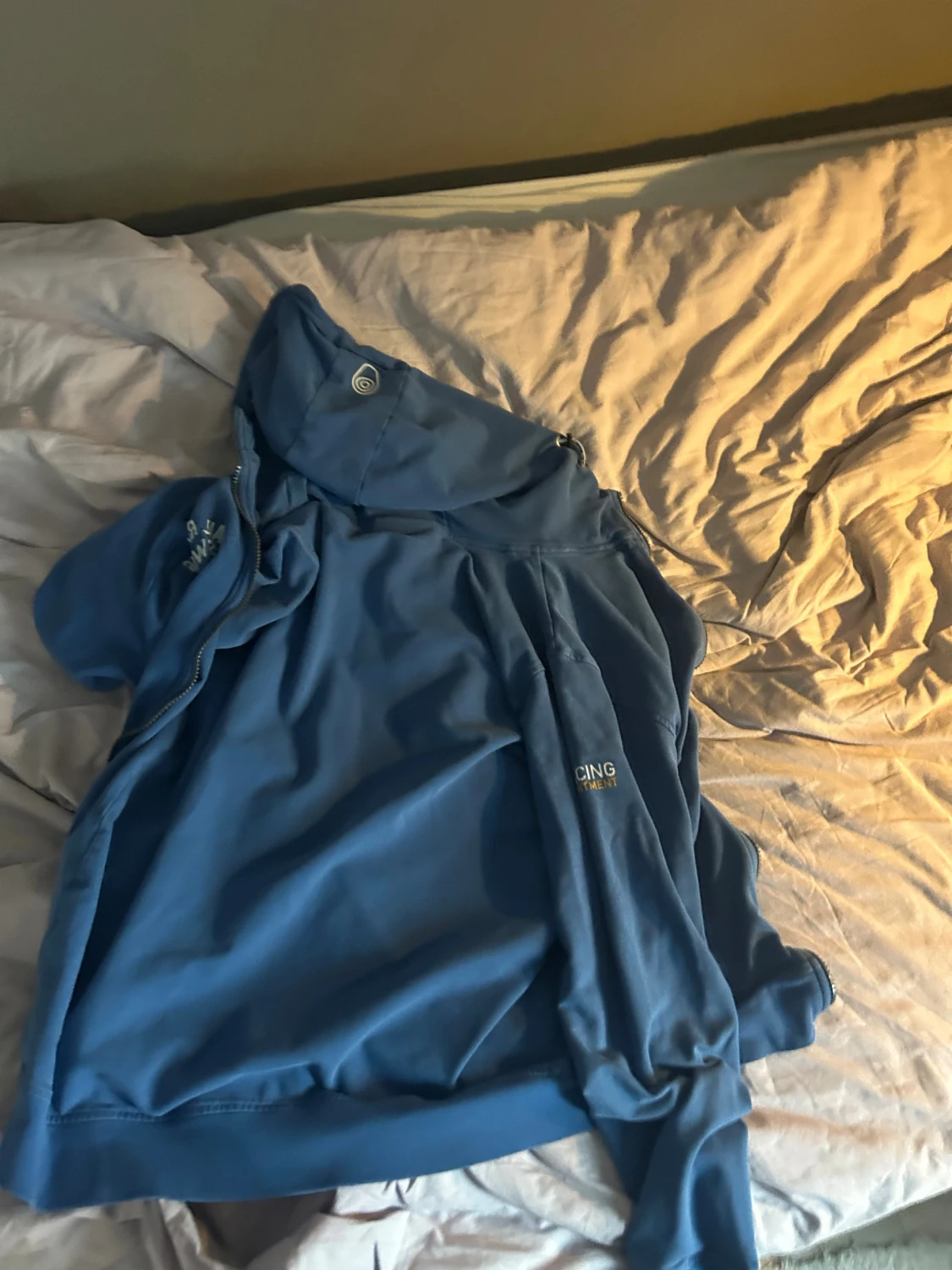 Blå hoodie från Sail racing