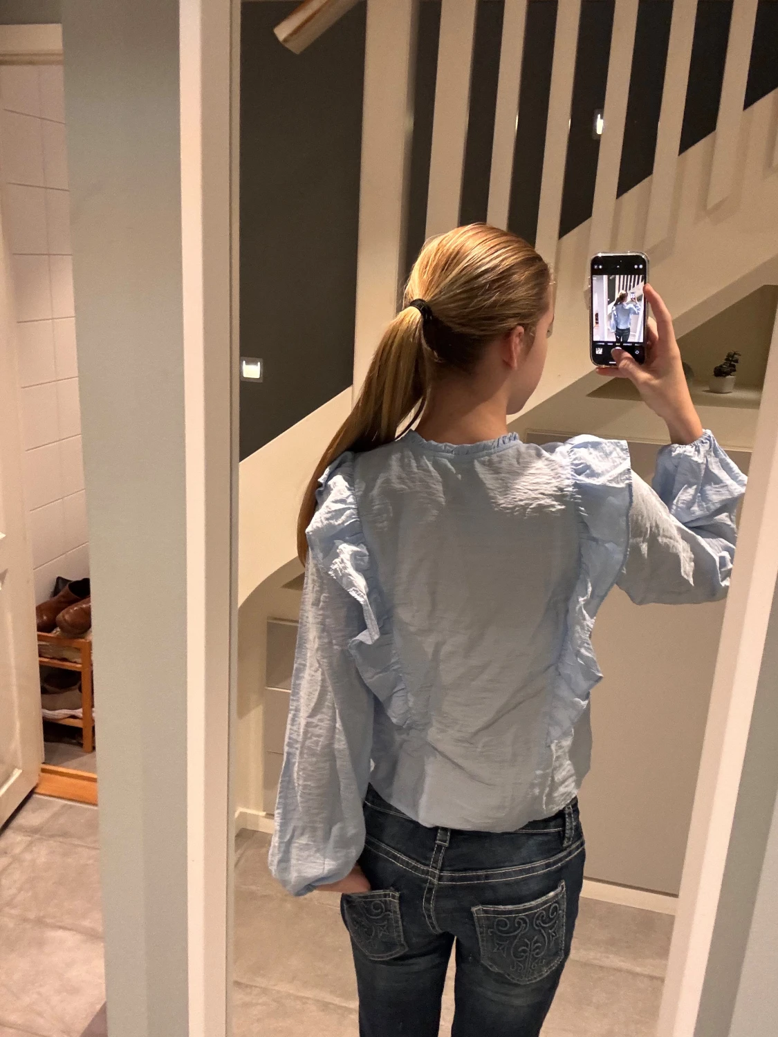 Ljusblå volangblus med knyt - 1