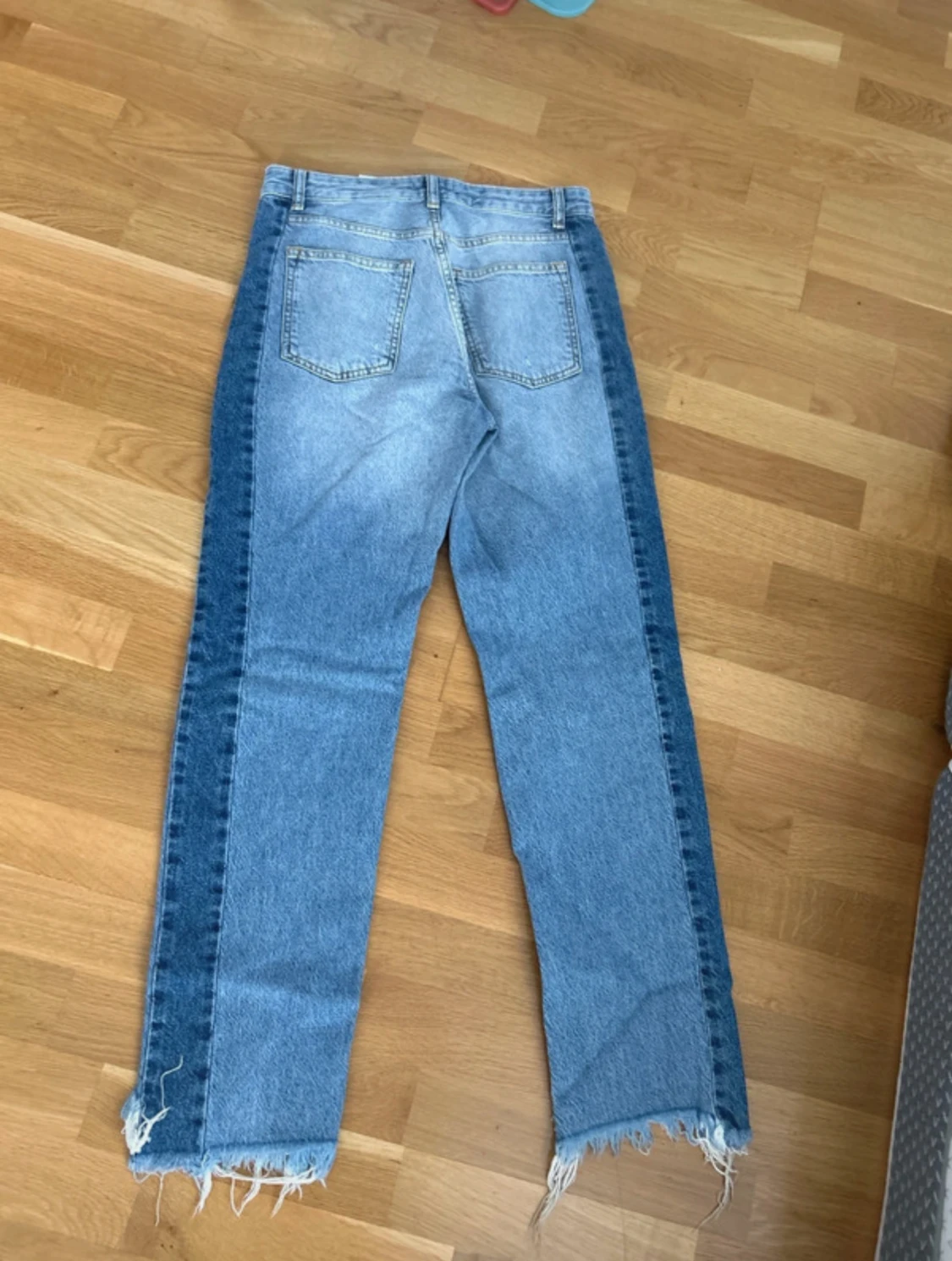 Blå slitna jeans från H&M, strl 36 - 2