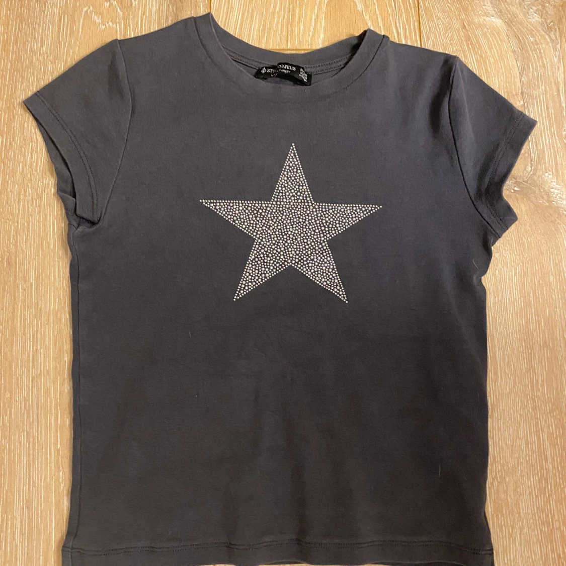 Grå t-shirt med stjärndetalj