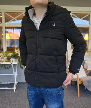 Calvin Klein Pufferjacka - Snygg Calvin Klein pufferjacka. Står storlek Medium men skulle säga att den även passar en Small. 😁