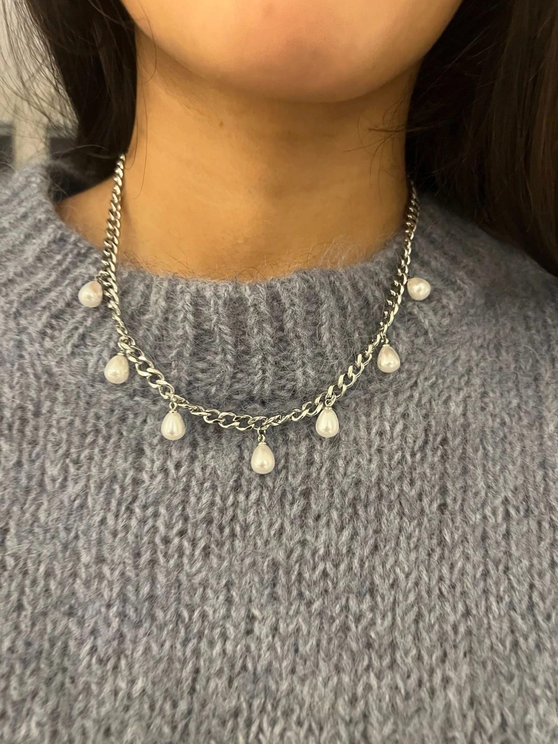 Silvrigt halsband med pärlor - 1