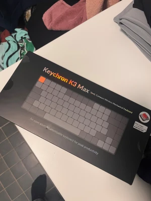 Keychron K3 Max - Keychron K3 Max är ett trådlöst mekaniskt tangentbord med lågprofilsswitchar (Red Linear), kompakt design och stöd för upp till 3 enheter. Kompatibelt med Mac och Windows, 1000 Hz polling rate och 22 ljuseffekter. Produkten är i nyskick, förpackningen ser obruten ut.
