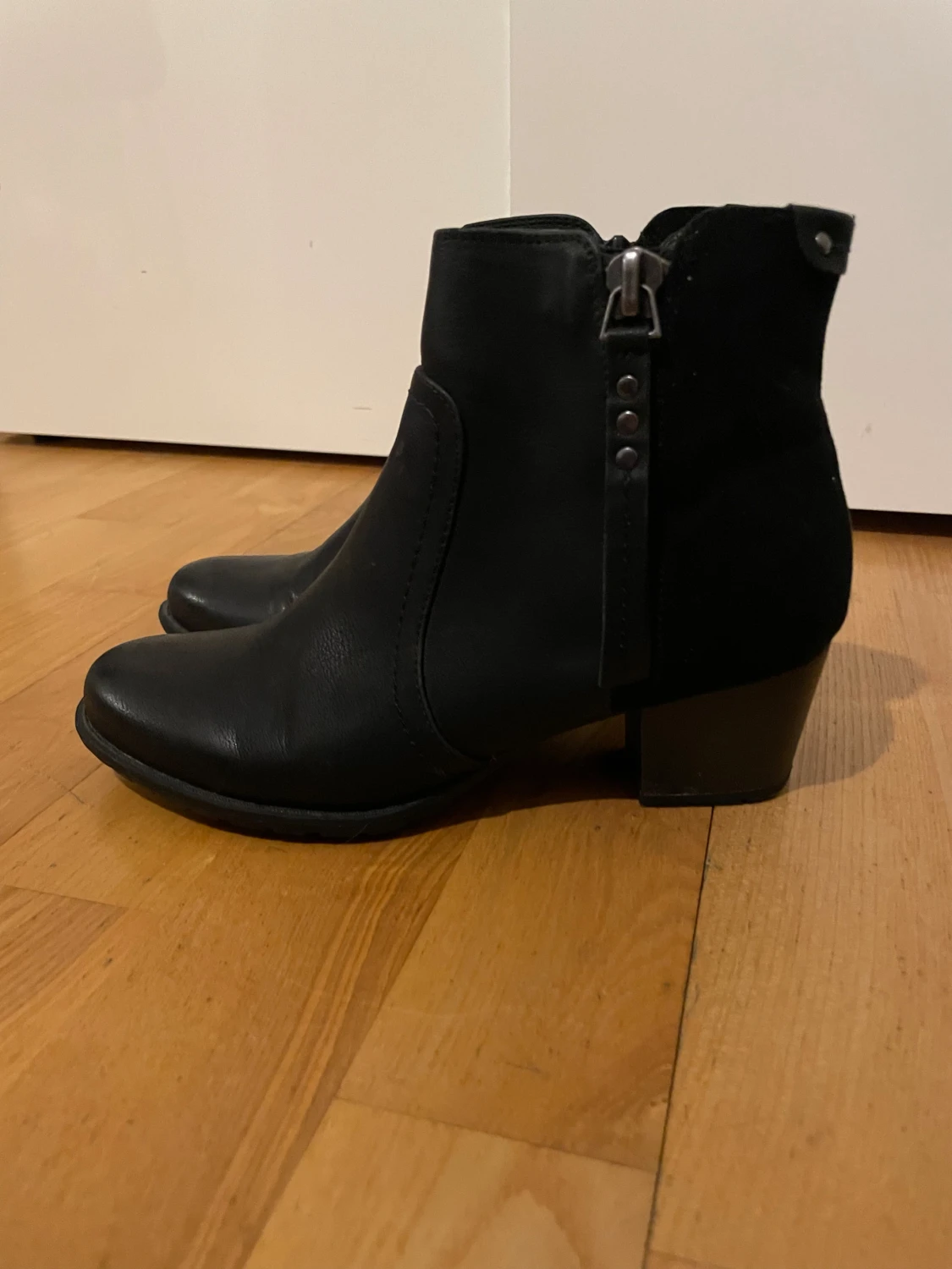 Svarta boots med dragkedja och klack