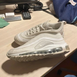 Air Max 97 - Tja! Säljer ett par Nike AIR MAX 97 i storlek 38,5. Skicket är 8/10, tvättar dem innan jag skickar! Hör av dig vid frågor! Nypris är ca 1800 kr