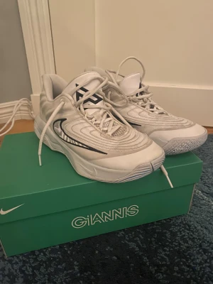 Nike Giannis Immortality 4 basketskor - Storlek 39 Nike Giannis Immortality 4 vita och använda men ändå fint skick. Nypris 1149kr.