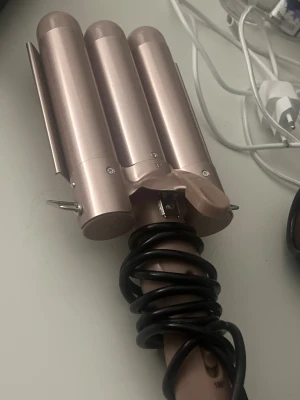 3-barrel vågtång – roséguld - Vågtång/triple waver i roséguld. Knappt använd, fungerar helt perfekt. Ger stora, fina beach waves och blir snabbt varm. Passar alla hårtyper.