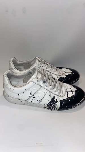 Maison Margiela gats - Säljer mina Maison Margiela i stl 40! Snygga och clean modell – tyvärr lite för små för mig och inte helt min stil. Nypris runt 1.1k €. Inga defekter, bara några små skrapor som knappt syns när man har dem på. Pris kan diskuteras vid snabbköp Hojta till om du undrar något!