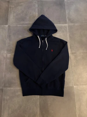 Ralph Lauren zip hoodie  - Säljer denna Ralph Lauren zip hoodien i mycket bra skick, skick = 8/10, storlek = XS, mitt pris = 1099, modellen är 170, 60kg, hör av er vid frågor eller funderingar 🤩🙌