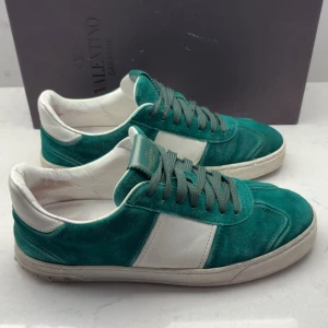 Valentino Flycrew  - Mycket bra skick. Allt og fås med. Pris inte hugget i sten. Storlek 42 1/2. Äkta! 