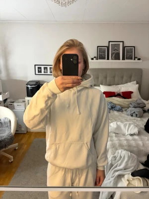 Vit hoodie från BikBok XS - Säljer en clean vit hoodie från BikBok i storlek XS. Hoodien har en stor huva med dragsko, magficka och ribbade muddar vid ärmslut och nederkant. Mjuk insida. Bra skick