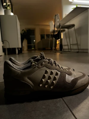Valentino rockrunners  - Ett par valentino till ett schysst pris! Har tyvärr tappat en nit på höger sko men inget man tänker på. Säljer dom då dem har blivit för små för mig. Pris ej hugget i sten!! Kan gå ner i pris vid snabb affär. 
