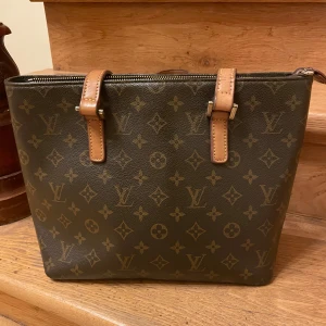 Louis Vuitton Monogram handväska - .Vintage Louis Vuitton Piano väska men brun monogrambelagda canvas och läderhandtag med guldfärgade beslag. I gott skick, se bilder för mindre defekter  - Guldfärgade beslag - Brun monogramprint - Dubbla handtag - Tonalt tygfoder med en blixtlåsficka - Vintage  Dustbag, äkthetsintyg och påse ingår. Skickar gärna mer bilder!