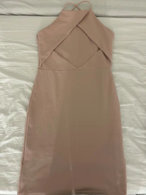 Rosa klänning  - Rosa klänning från Nelly. Har en mer rosa ton irl