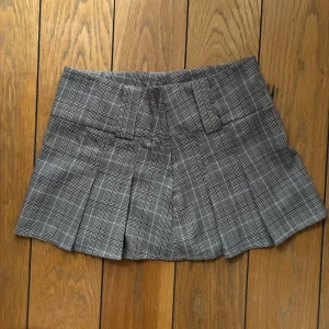 Minikjol - En kort rutig kjol aldrig använd 