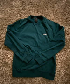 Grön kofta från VANS - En grön kofta från Vans i storlek S, tröjan är helt oanvänd och i ett gott skick. Har du några frågor så skriv gärna.