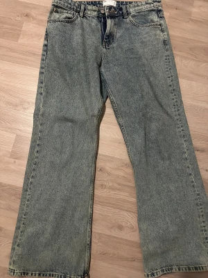 Wide jeans från ASOS Design, blå - Säljer ett par blå jeans från ASOS Design med breda ben och klassisk femficksmodell. Jeansen har normal passform och är tillverkade i jeansmaterial. Perfekt för dig som gillar en avslappnad och trendig look. 