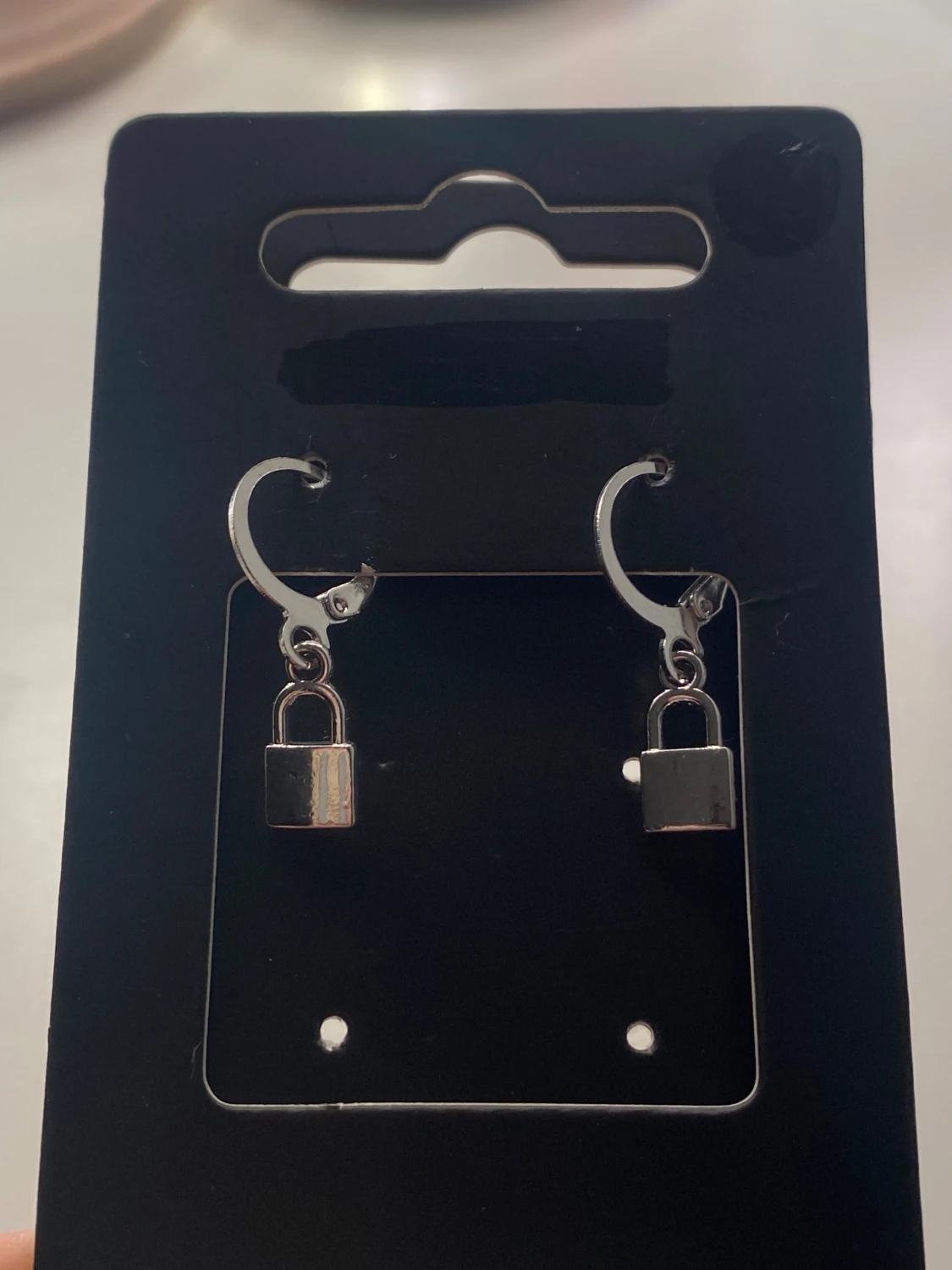 Silvriga örhängen med hänglås - 1