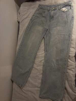 Ljusblå baggy jeans - Tjena säljer dessa ljusblå baggy jeans då jag inte använder dom samt att dom är för stora. Skicket= 9/10 skicka ifall ni har frågor eller vill ha mer bilder Mvh Emil🙂