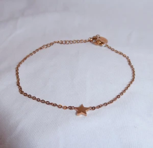Armband  - Fint armband i roségulds färg med en stjärna
