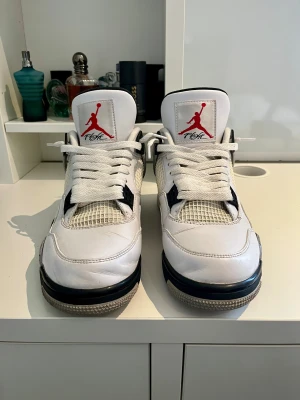 Jordan 4 white cement  - Jordan 4s i storlek 44,5 men sitter som 44, box tillkommer inte.