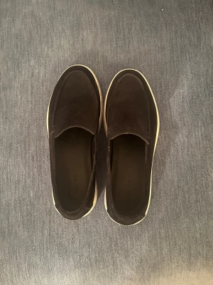 Massimo Dutti loafers - Ett kar skit fetta marinblåa loafers ifrån Massimo Dutti köpte i deras afär i Sturegallerian i somras för 1300, de är använda mindre än 5 gånger så i princip nya. 