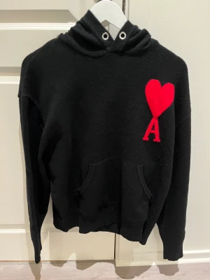 Svart stickad Ami Paris hoodie - Svart stickad hoodie Ami i storlek L men passar även dig som bär M. Perfekt nu inför vintern.