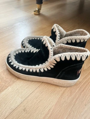 Mou skor❤️ - Säljer ett par skitsnygga äkta mou skor❤️❤️ har vanligt slitage och är i jätte bra skick, inga skador.