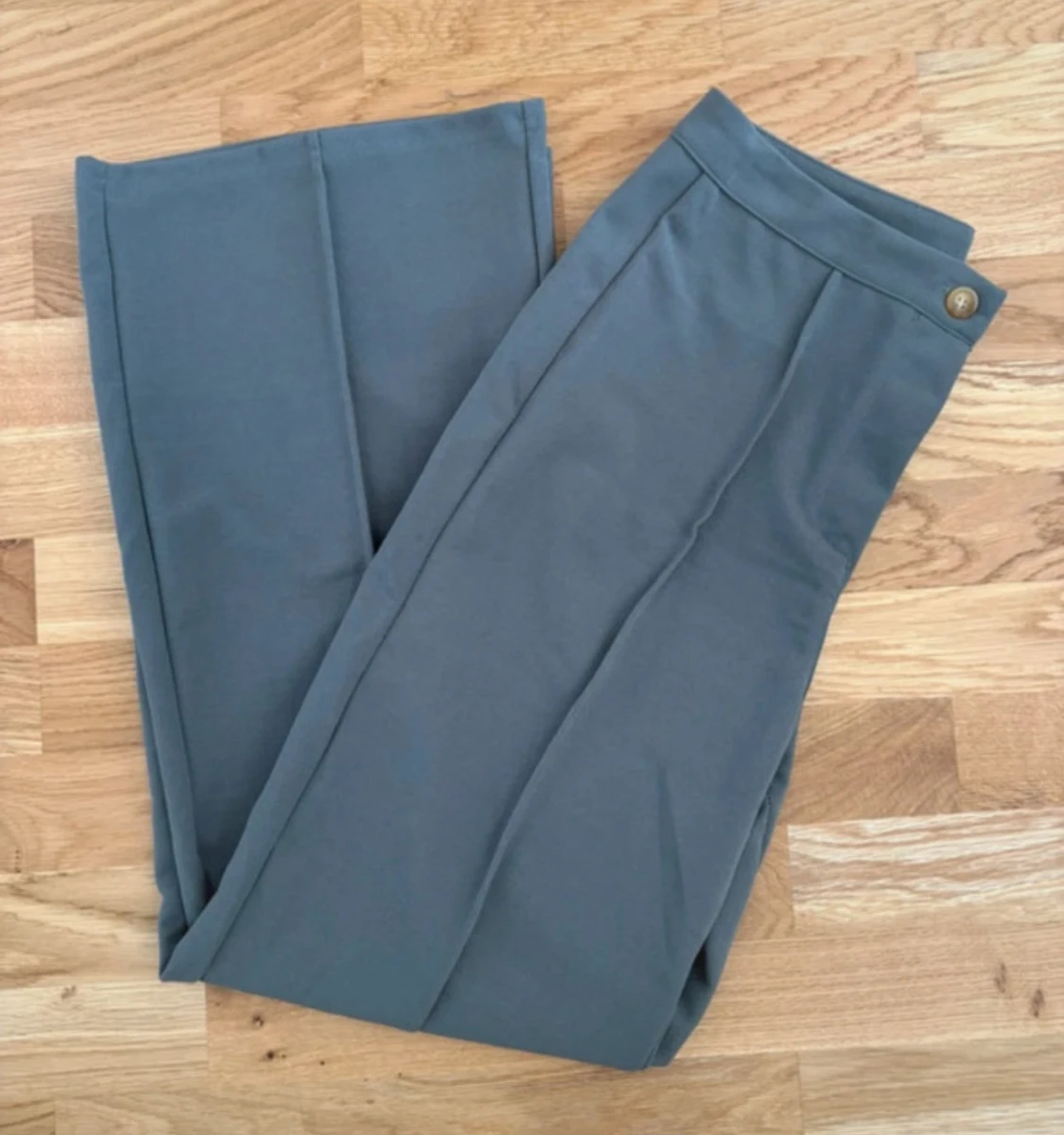 Grå wide kostymbyxor med pressveck - 1