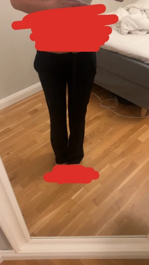 Svarta kostymbyxor från Bik Bok strl 34 - Snygga svarta kostymbyxor från Bik Bok i storlek 34. Byxorna har raka ben, bälteshällor och klassiska fickor bak. De är lågmidjade och har en stilren, straight passform som funkar till många olika looks. Materialet är mjukt och följsamt.