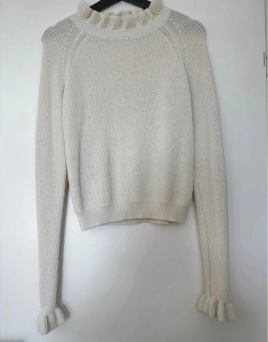 Vit stickad tröja med volangkrage