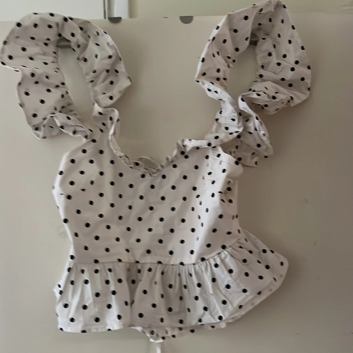 Vit prickig topp med volangärmar från H&M