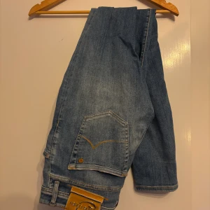 Jacob cohen jeans  - Säljer mina Jacob cohen jeans modell 622 limited edition. Nummer 058 av 487 i världen. Lite slitna några små hål och sydda i fickan även lite rödfärg på benen. Fraktas inom 48 timmar