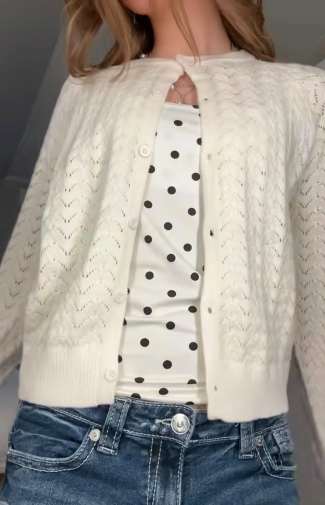 Vit stickad kofta från Fashiontiger