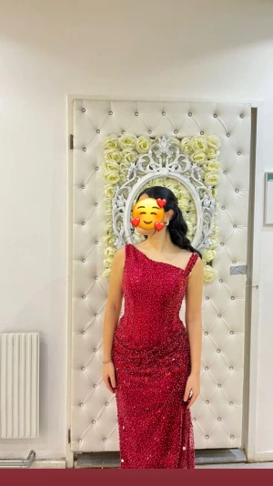 Röd glittrig långklänning med asymmetrisk axel - Säljer en röd långklänning med glittriga paljetter och pärlor över hela tyget. Klänningen har en asymmetrisk axel med en bred axelrem och en smalare. Klänningen är egendesignad och använd endast några timmar. Passar storlek 36–40. ( Ny pris 5500kr) säljer den för 2000kr, priset kan diskuteras vid snabb affär, även fler bilder kan skickas 