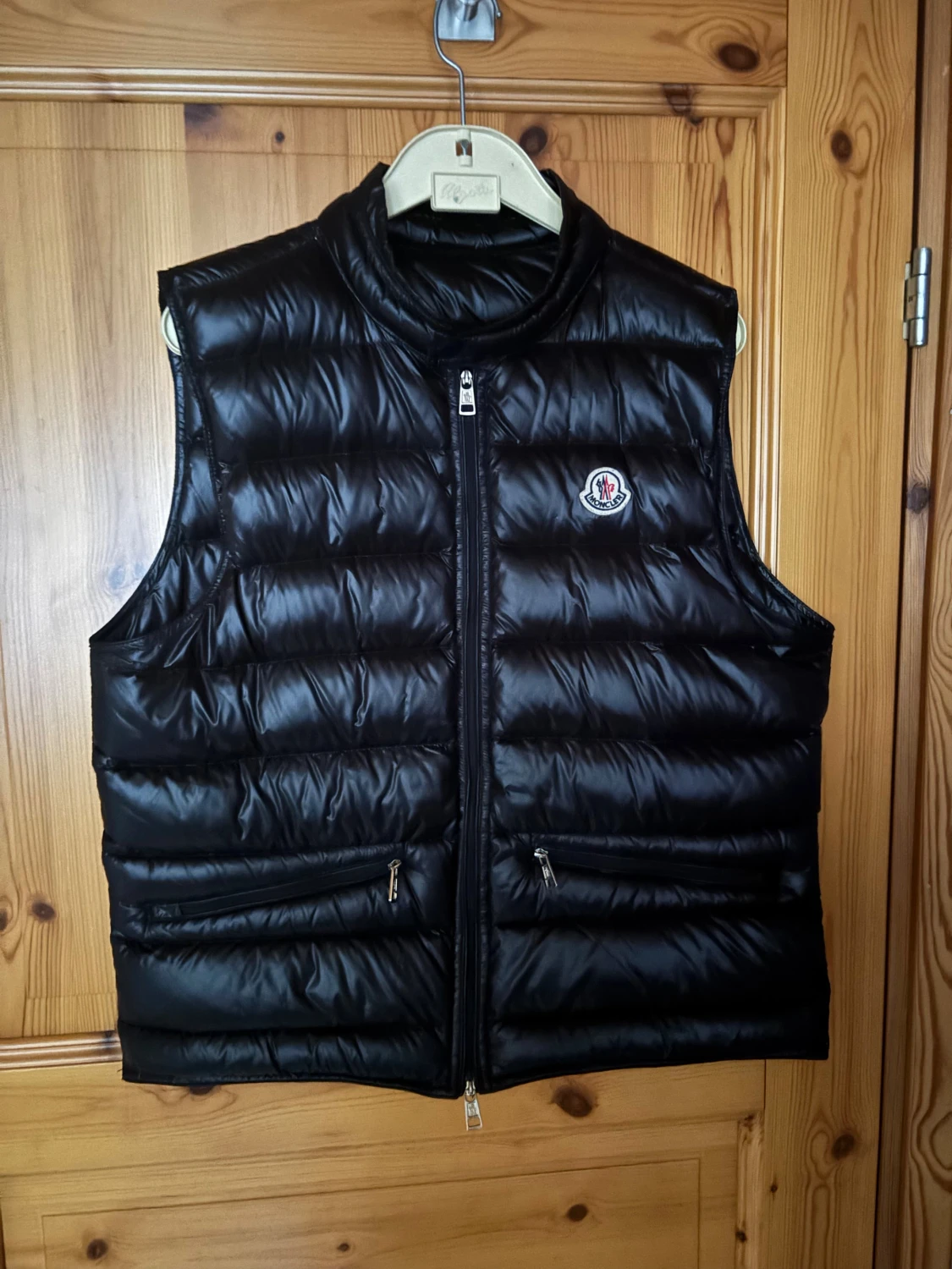 Svart dunväst från Moncler