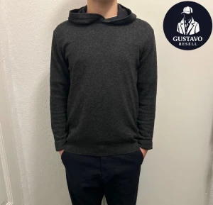 Oscar Jacobson cashmere hoodie - Tja. Säljer denna cashmere/ullblandnings hoodien från Oscar Jacobson. Storlek S och sitter som en S-M. Super fint skick, inga defekter. Tveka inte på att ställa frågor! 🙌