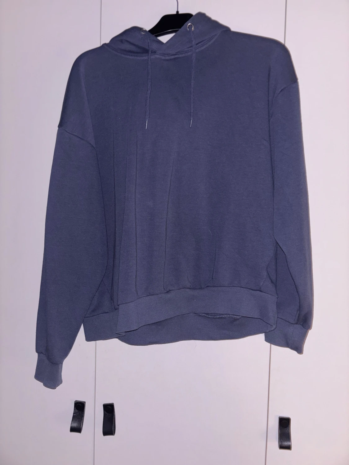 Mörkblå hoodie med huva och snörning