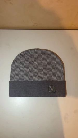 Grå mössa - En grå mössa helt ny med prislapp,perfekt för att ge en lyxig touch på din outfit 