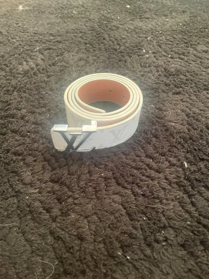 𝓛𝓥 bälte - Säljer nu ett helt nytt 𝓛𝓥 bälte, för fler info det är bara att kontakta!💫