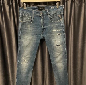 Replay Anbass  - Replay anbass med slitningar. W32L32. Mycket fint skick. Ny pris 1999kr! Vårt pris 799kr. Hör av er vid funderingar MVH Majestic Garments 