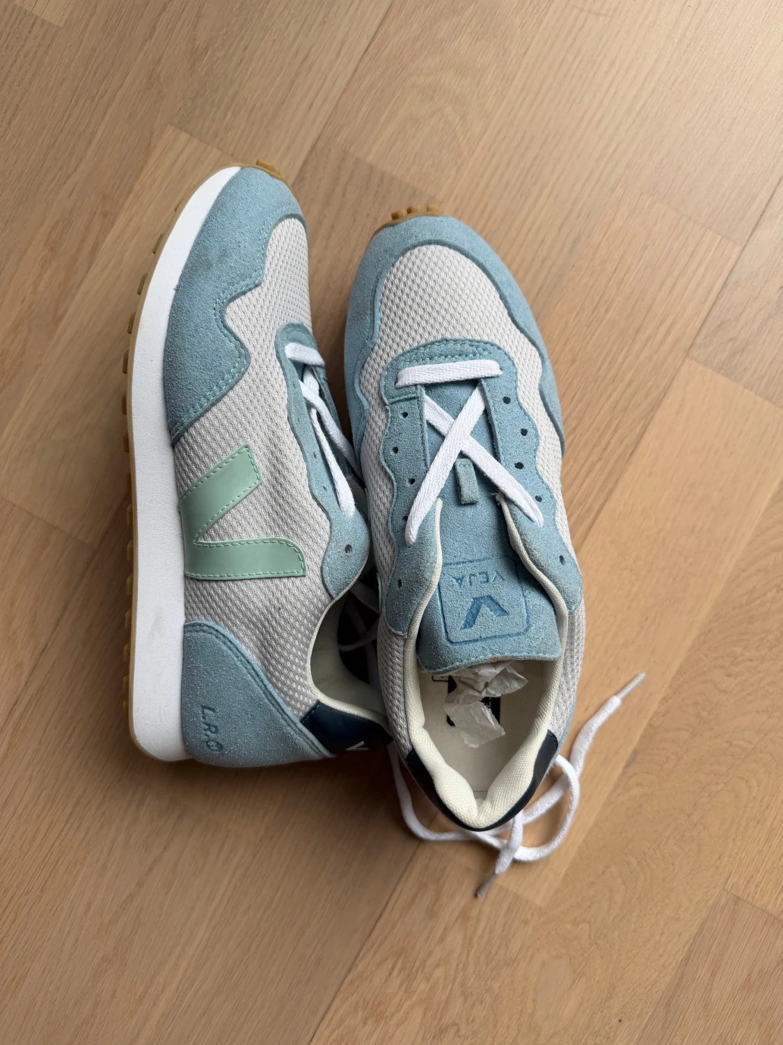 Veja sneakers i ljusblå mocka strl 38