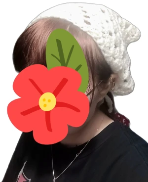 Handvirkad vit slouchy hårscarf - Säljer handvirkade slouchy hårscarfer i mjukt garn. Scarfen har ett luftigt och chunky mönster med hål, vilket ger en cool och avslappnad vibe. Perfekt för dig som gillar unik och hemmagjord stil. Passar till de flesta outfits och är riktigt mysig.