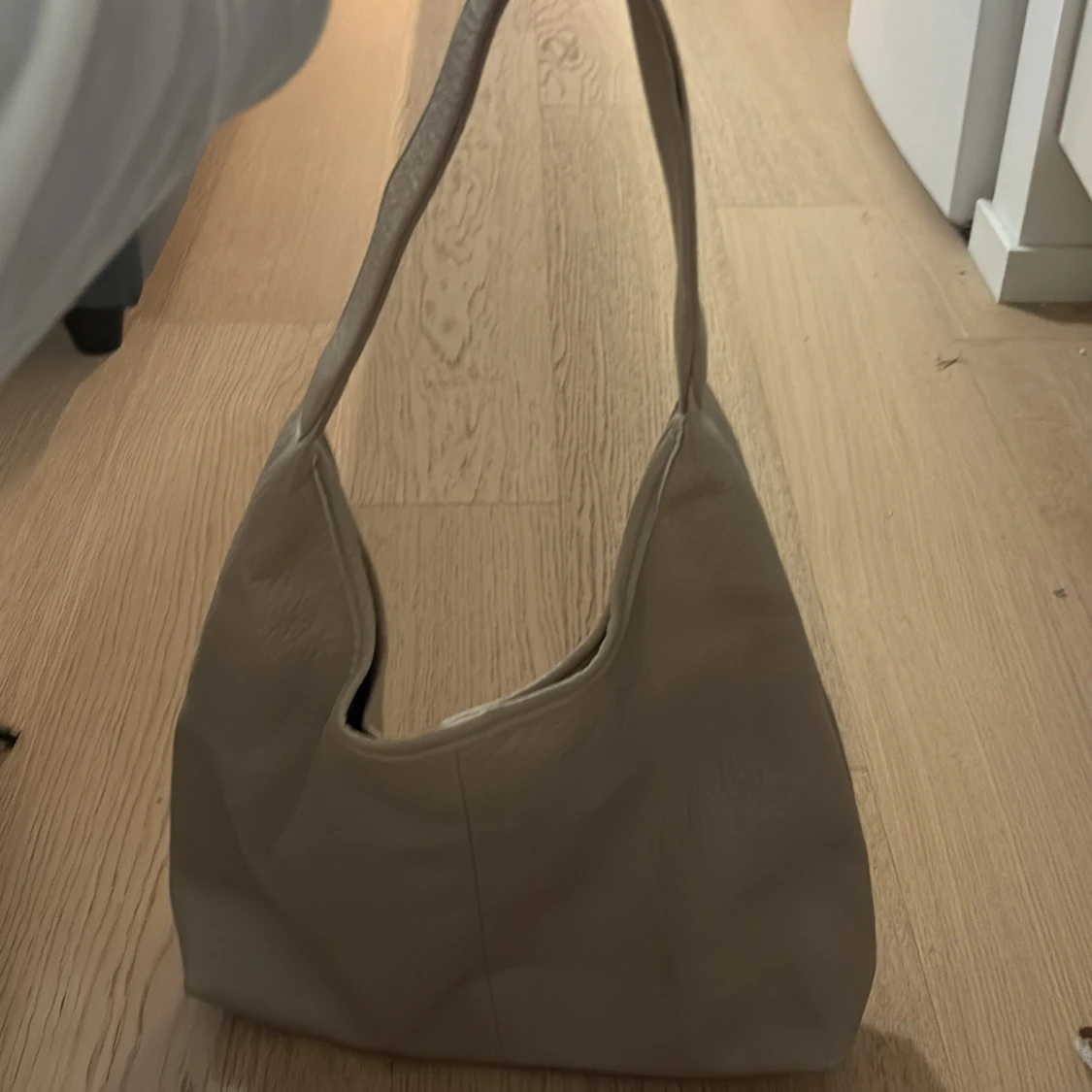 Beige axelväska i skinn - 1