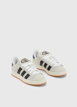 Adidas campus 00s dam  - Beige adidas campus, de är använda men fortfarande i bra skick. De är köpta på Zalando och är dam storlek 37 1/3 i beige, kommer både med vita och svarta skosnören. Perfekta skon till vardagen och går att matcha med det mesta! Hör av er för mina egna bilder på skorna 😊
