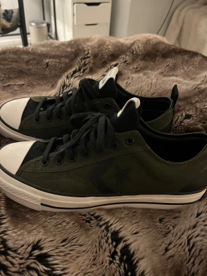Mörkgröna converse sneakers herr - Säljer dessa feta Converse till en familjemedlem då de inte passade. Endast prövade. Nypris ca. 1300kr. Hör av er vid frågor. 